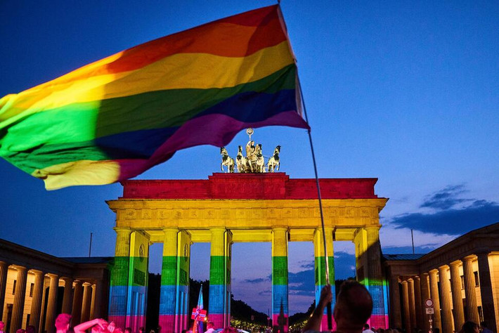 Cổng Brandenburg ở Berlin được chiếu sáng bảy sắc cầu vồng. Nguồn: DPA/AP Đức đề xuất luật nới lỏng chuyển đổi giới tính -0