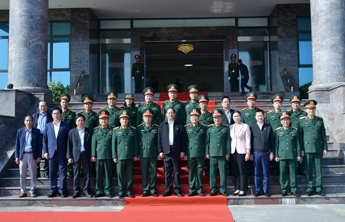 Phó Chủ tịch Quốc hội, Thượng tướng Trần Quang Phương làm việc với Nhà máy Z113 và Nhà máy Z129 thuộc Tổng cục Công nghiệp Quốc phòng ảnh 3 Phó Chủ tịch Quốc hội, Thượng tướng Trần Quang Phương làm việc với Nhà máy Z113 và Nhà máy Z129 thuộc Tổng cục Công nghiệp Quốc phòng