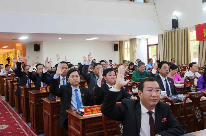 Các đại biểu biểu quyết thông qua dự thảo nghị quyết xác nhận kết quả lấy phiếu tín nhiệm đối với người giữ chức vụ do HĐND TP. Cần Thơ bầu Chủ tịch HĐND TP. Cần Thơ có số phiếu tín nhiệm cao nhất -0