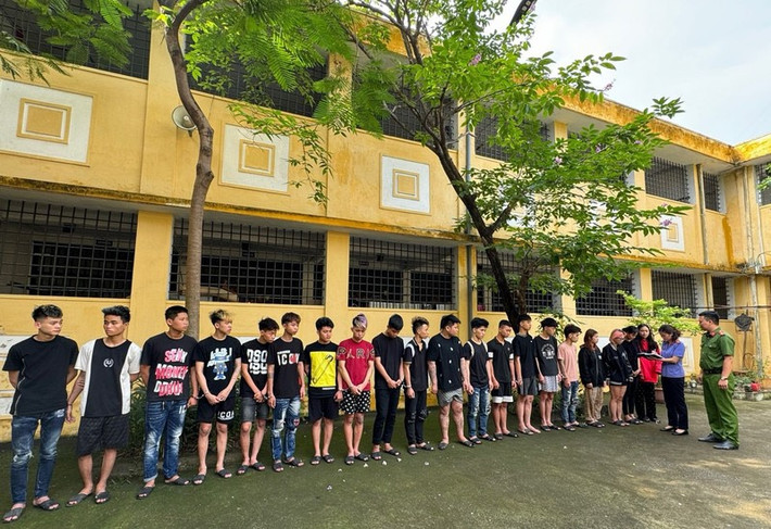Bắt giữ nhóm thanh, thiếu niên mang hung khí gây rối trật tự công cộng Truy xét, bắt giữ 26 thanh, thiếu niên vác hung khí gây náo loạn đường phố Hà Nội -0