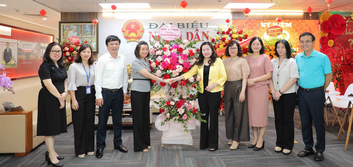 Phó trưởng Đoàn Đại biểu Quốc hội tỉnh Quảng Bình Nguyễn Minh Tâm tặng hoa chúc mừng Báo Đại biểu Nhân dân. Ảnh: Khánh Duy Lãnh đạo Đảng, Nhà nước và các bộ, ngành, địa phương chúc mừng Báo Đại biểu Nhân dân -0