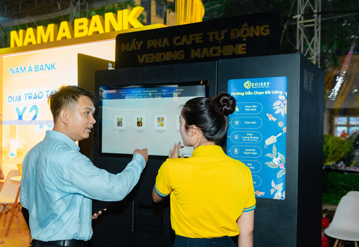 KH trải nghiệm máy pha trà, café tự động từ thương hiệu Đôi Dép. NAM A BANK mang đến nhiều trải nghiệm thanh toÁn hiện đại -0