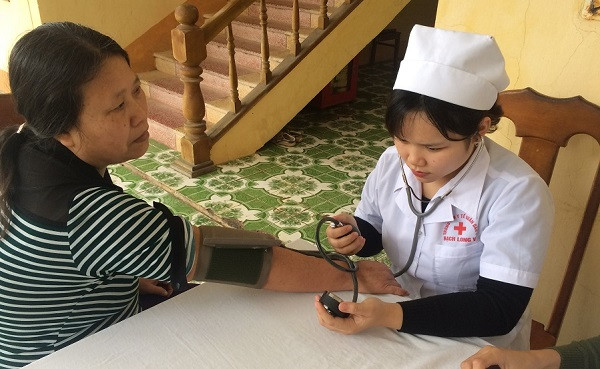 Các bác sĩ Trung tâm Y tế quân dân y Bạch Long Vĩ khám, chữa bệnh cho người dân. Nguồn: ITN Các bác sĩ Trung tâm Y tế quân dân y Bạch Long Vĩ khám, chữa bệnh cho người dân. Nguồn: ITN