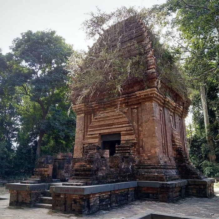 Tháp chưa được đầu tư hàng rào bảo vệ và các công trình phụ trợ Ảnh: @vietnam.lt Tháp chưa được đầu tư hàng rào bảo vệ và các công trình phụ trợ - Ảnh: @vietnam.lt
