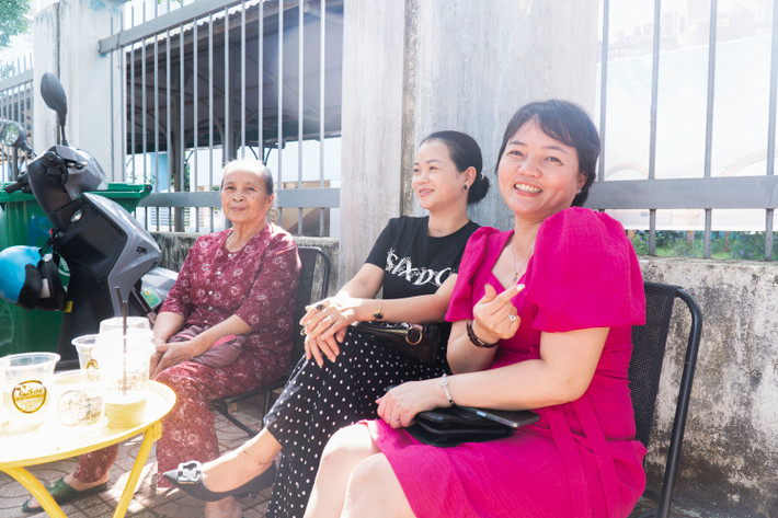 Phụ huynh ngồi cổng trường chờ con thi Thi vào THPT tại Đắk Lắk: Bố mẹ luôn là điểm tựa vững chắc cho con