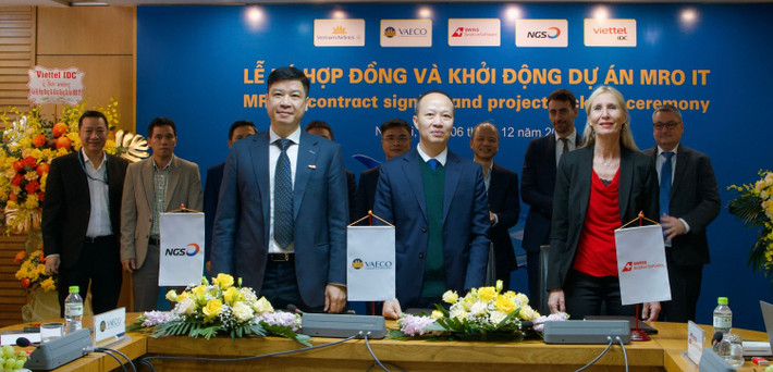 Ông Trần Quốc Hoài, Tổng Giám đốc Công Ty TNHH MTV Kỹ Thuật Máy bay - VAECO (giữa) ký kết hợp đồng cùng ông Phạm Thế Trường, Phó Tổng Giám đốc Công ty CP Thiết bị và Truyền thông NGS và bà Weiss-Giessler Claudia, Giám đốc Thương mại công ty Swiss Aviation Software Vietnam Airlines đẩy mạnh chuyển đổi số với phần mềm quản lý kỹ thuật và bảo dưỡng tàu bay mới -0