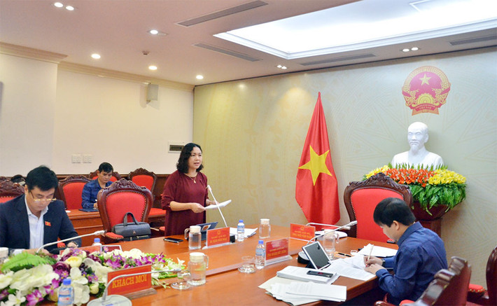 Đại biểu Đặng Bích Ngọc phát biểu tại phiên thảo luận Đại biểu Đặng Bích Ngọc phát biểu tại phiên thảo luận