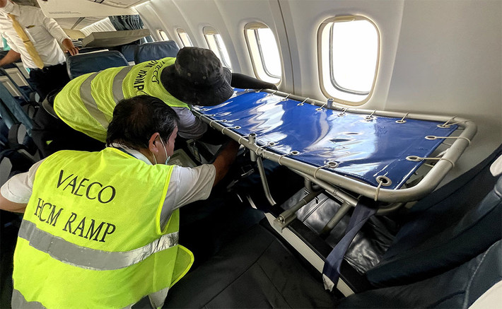 Chuyến bay từ Côn Đảo về TP. Hồ Chí Minh của VASCO hôm nay đã được gập 6 ghế, lắp cáng để phục vụ một hành khách cao tuổi từng bị tai biến không thể ngồi ghế như khách thông thường Chuyến bay từ Côn Đảo về TP HCM của VASCO hôm nay đã được gập 06 ghế, lắp cáng để phục vụ một hành khách cao tuổi từng bị tai biến không thể ngồi ghế như khách thông thường