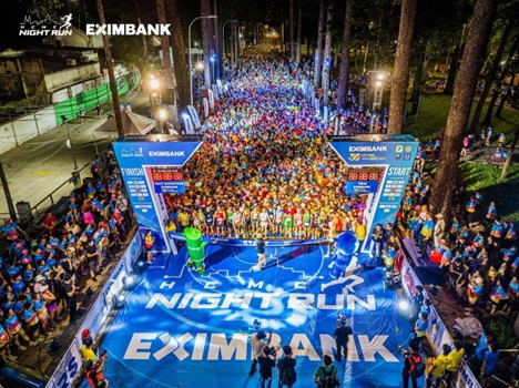 Giải chạy đêm Ho Chi Minh City Night Run Eximbank 2024 diễn ra trong không khí vô cùng rạo rực và phấn chấn Ho Chi Minh City Night Run Eximbank - lan tỏa tinh thần năng động và