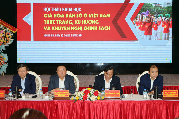 Các đồng chí đồng chủ trì Hội thảo. Chủ động thích ứng với già hóa dân số -0