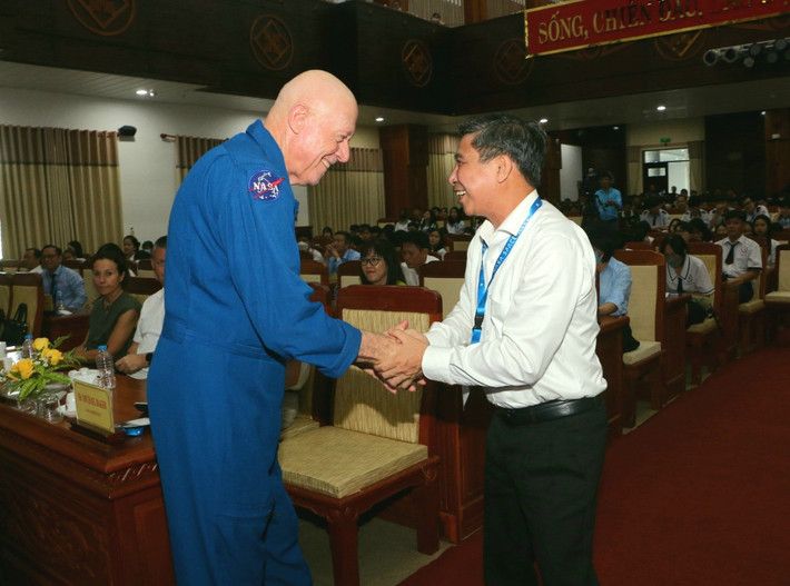 Chủ tịch UBND tỉnh Hậu Giang Đồng Văn Thanh chào đón cựu phi hành gia Michael. A. Baker Lần đầu tiên tổ chức Tuần lễ Nasa ở một quốc gia Đông Nam Á -0