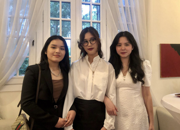 Trần Quỳnh Anh, Bùi Tú Uyên, Lương Anh Khánh Huyền (từ trái qua phải) tại nhà riêng Đại sứ Thụy Sĩ tại Hà Nội Trần Quỳnh Anh, Bùi Tú Uyên, Lương Anh Khánh Huyền (từ trái qua phải) tại nhà riêng Đại sứ Thụy Sĩ tại Hà Nội