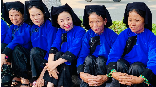 Phụ nữ Nùng Phàn Slình trong ngày hội hát sli Xứ Lạng Nguồn: ITN Phụ nữ Nùng Phàn Slình trong ngày hội hát sli Xứ Lạng Nguồn: ITN