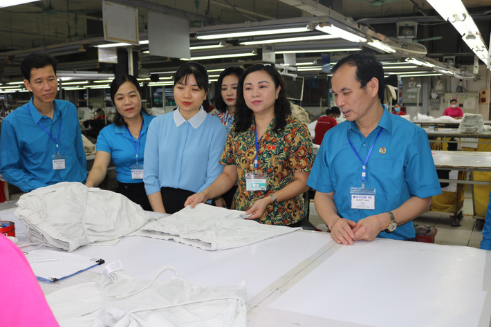 Rõ hơn quyền chủ động thực hiện giám sát của công đoàn ảnh 1 Đoàn ĐBQH tỉnh Hòa Bình khảo sát thực tế dây chuyền sản xuất tại Công ty Seyoung, KCN Lương Sơn. Ảnh T. Tâm