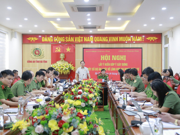 Đoàn đại điểu Quốc Hội tỉnh Hà Tĩnh phối hợp với Công an tỉnh Hà Tĩnh tổ chức Hội nghị lấy ý kiến góp ý xây dựng một số dự án Luật về lĩnh vực an ninh, trật tự. Ảnh: Công an Hà Tĩnh Góp ý xây dựng các dự án Luật về lĩnh vực an ninh, trật tự -0