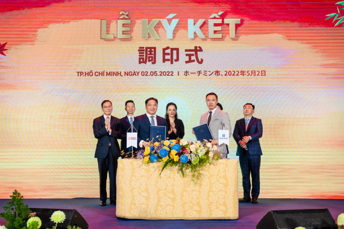 Bà Trương Huệ Vân, Tổng giám đốc Tập đoàn Vạn Thịnh Phát và các đại diện khác đã chứng kiến lễ ký kết hợp tác chiến lược giữa Sunny World và Medi Hub Bà Trương Huệ Vân, Tổng giám đốc Tập đoàn Vạn Thịnh Phát và các đại diện khác đã chứng kiến lễ ký kết hợp tác chiến lược giữa Sunny World và Medi Hub