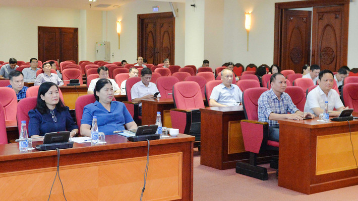 Phó Bí thư Thường trực Đảng ủy cơ quan Văn phòng Quốc hội Trịnh Giáng Hương; Phó Chủ nhiệm Văn phòng Quốc hội Vũ Minh Tuấn và các đại biểu tại hội nghị. Ảnh: Hồ Long Đảng ủy Khối các cơ quan Trung ương thông tin chuyên đề về phòng, chống tham nhũng, tiêu cực và triển khai Luật Thực hiện dân chủ ở cơ sở -0
