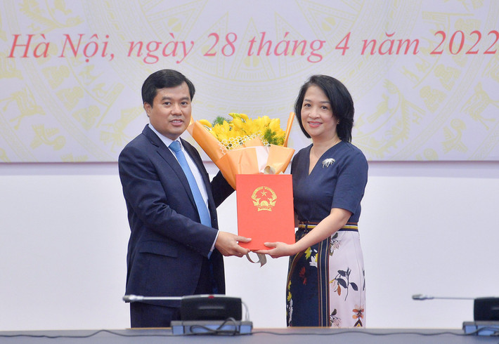 Phó Chủ nhiệm Văn phòng Quốc hội Nguyễn Mạnh Hùng trao quyết định bổ nhiệm cho Phó Giám đốc Thư viện Quốc hội Trần Thị Thu Trang Phó Chủ nhiệm Văn phòng Quốc hội Nguyễn Mạnh Hùng trao quyết định bổ nhiệm cho Phó Giám đốc Thư viện Quốc hội Trần Thị Thu Trang
