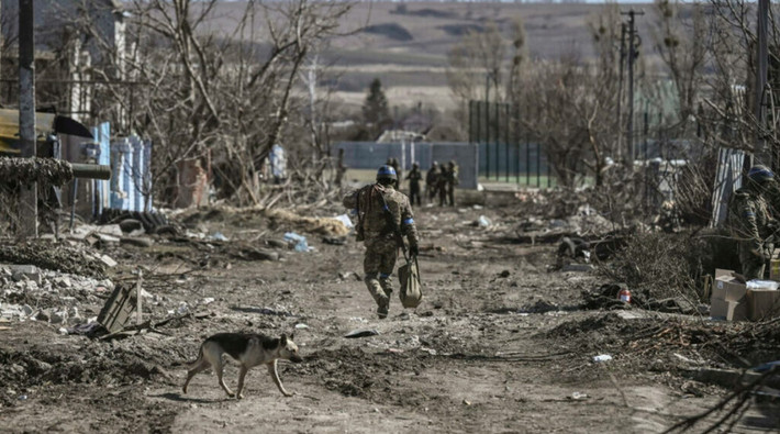 Một người lính Ukraine đi bộ ở Mala Rogan, phía Đông Kharkiv. Nguồn: AFP Nghiên cứu: Xung đột vũ trang năm 2023 cao nhất kể từ Thế chiến II -0