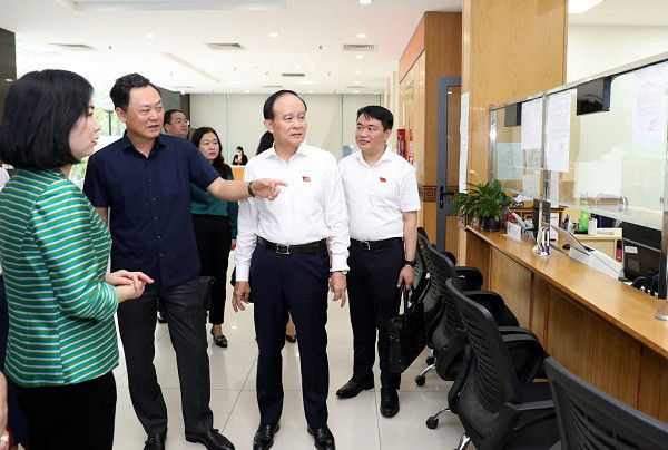 Đoàn giám sát của HĐND thành phố Hà Nội khảo sát tại bộ phận một cửa của Sở Kế hoạch - Đầu tư. Ảnh: P.Long Đoàn giám sát của HĐND thành phố Hà Nội khảo sát tại bộ phận một cửa Sở Kế hoạch - Đầu tư (ảnh: P.Long)