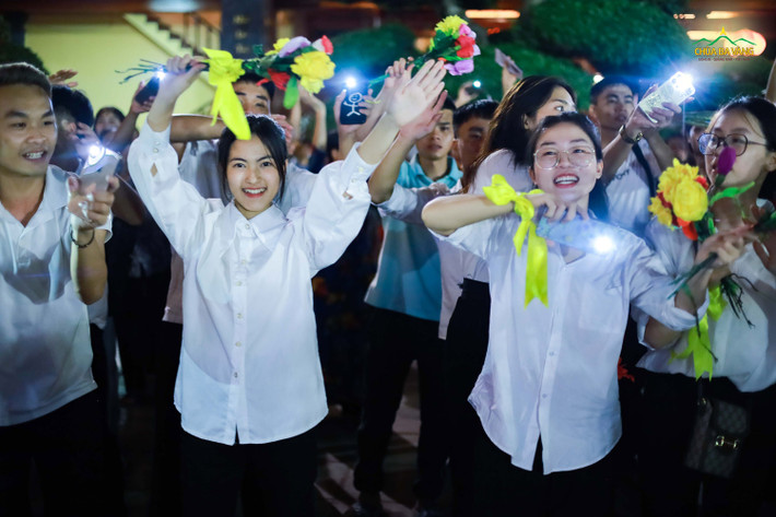 Nhiều bạn trẻ hân hoan theo giai điệu bài hát trong đêm văn nghệ Đại lễ Phật đản chùa Ba Vàng 2023 - Những dấu ấn còn đọng lại mãi -0