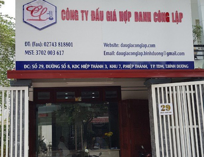 Sở Tư pháp tỉnh Bình Dương thụ lý đơn tố cáo Công ty Đấu giá Hợp danh Công Lập. Vụ căn biệt thự khang trang và gần 3000m2 đất trung tâm huyện chuyển nhượng giá 200 triệu đồng: Sở Tư pháp tỉnh Bình Dương thụ lý đơn tố cáo Công ty Đấu giá Hợp danh Công Lập.