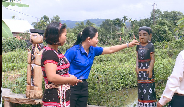 Tham quan nghệ thuật điêu khắc của người Cơ Tu tại bản Dỗi, xã Thượng Lộ, huyện Nam Đông. Ảnh: thuathienhue.gov.vn Sắp diễn ra trại sáng tác điêu khắc truyền thống dân tộc Cơ Tu -0