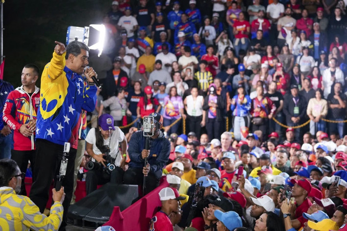 Tổng thống đương nhiệm Nicolas Maduro phát biểu trước những người ủng hộ, sau khi được xác nhận đắc cử nhiệm kỳ thứ ba. Ảnh: AP Cơ quan bầu cử Venezuela tuyên bố Tổng thống Maduro giành chiến thắng -0