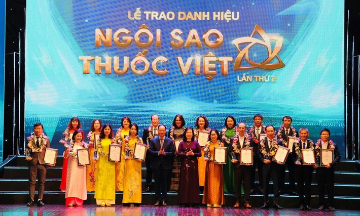 Bộ trưởng Bộ Y tế Đào Hồng Lan trao danh hiệu cho 18 doanh nghiệp dược tiêu biểu. Ảnh: YT Bộ Y tế trao danh hiệu “Ngôi sao thuốc Việt” lần thứ 2 -0