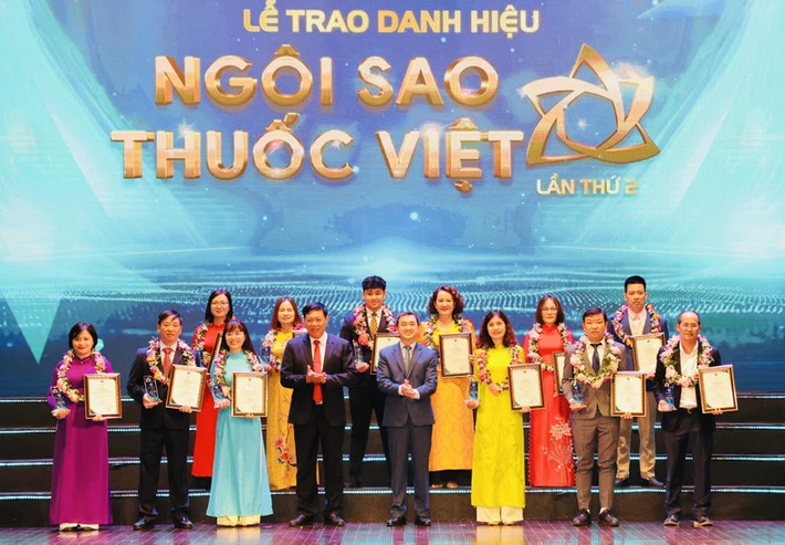 Lãnh đạo Bộ Y tế trao danh hiệu "Ngôi sao thuốc Việt" lần thứ 2 cho các sản phẩm thuốc. Ảnh: YT Bộ Y tế trao danh hiệu “Ngôi sao thuốc Việt” lần thứ 2 -0