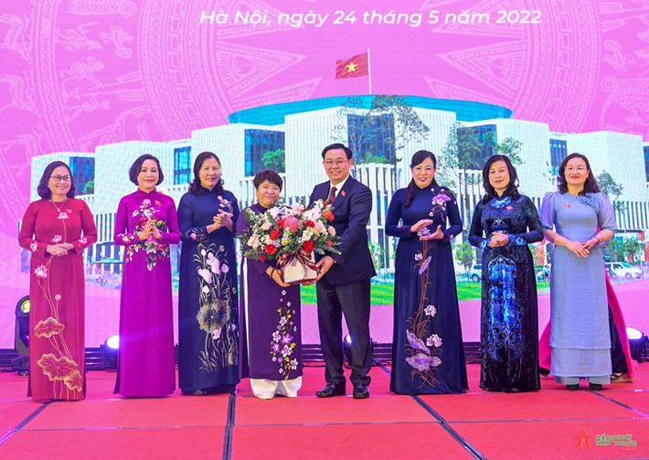 Chủ tịch Quốc hội Vương Đình Huệ với các nữ đại biểu Quốc hội Khóa XV Quốc hội Khóa XV: Nữ đại biểu - nữ trí thức, trí tuệ -0