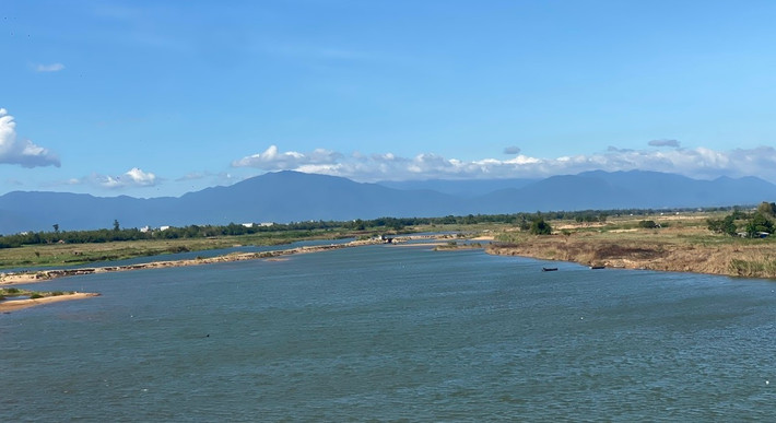 Mỏ cát sông Đà Rằng nằm ở giữa sông Đà Rằng thuộc thôn Phước Bình Bắc, xã Hoà Thành, thị xã Đông Hoà, tỉnh Phú Yên Phú Yên: Mỏ cát sông Đà Rằng bị tạm dừng khai thác, Giám đốc Công ty Huy Phú nói gì?