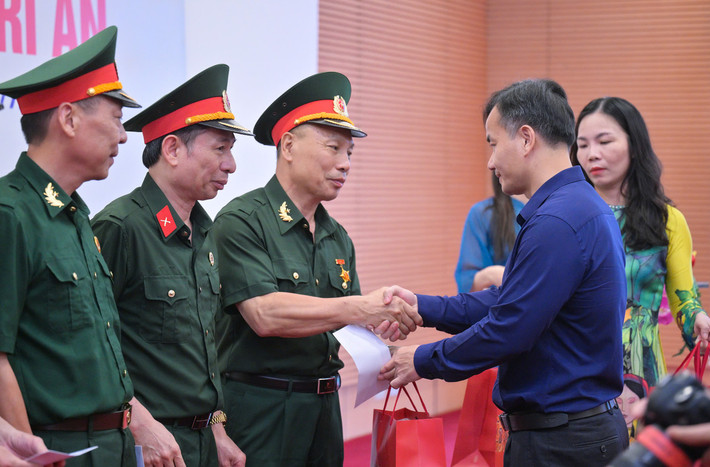 Ủy viên Ban Chấp hành Đảng bộ, Chánh Văn phòng Đảng - Đoàn thể, Văn phòng Quốc hội Trần Hoài Nam trao các phần quà tri ân các Cựu chiến binh của cơ quan Văn phòng Quốc hội Hội Cựu chiến binh cơ quan Văn phòng Quốc hội gặp mặt, tri ân Ban tổ chức Chương trình Khúc quân hành -0