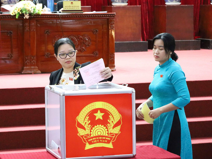 Các đại biểu bỏ phiếu tín nhiệm Chủ tịch HĐND TP. Cần Thơ có số phiếu tín nhiệm cao nhất -0