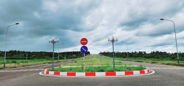 Điểm giữa của dự án đi qua các phường Tự An, phường Tân Lập, xã Hòa Thắng khi hoàn thành tuyến đường sẽ thúc đẩy sự thông thương liên kết vùng là quỹ đất của thành phố để phát triển kinh tế trong tương lai. Buôn Mê Thuột: Cận cảnh đường Võ Nguyễn Giáp trước ngày hoàn thành -0