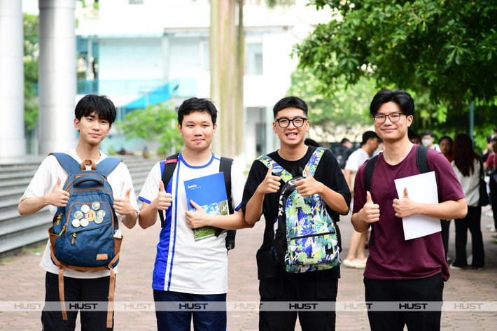 4 học sinh Trường THPT Chu Văn An, Hà Nội tham dự kỳ thi Đánh giá tư duy (Ảnh: HUST) Thí sinh bước vào đợt thi đầu tiên kỳ thi Đánh giá tư duy của Đại học Bách khoa Hà Nội -0