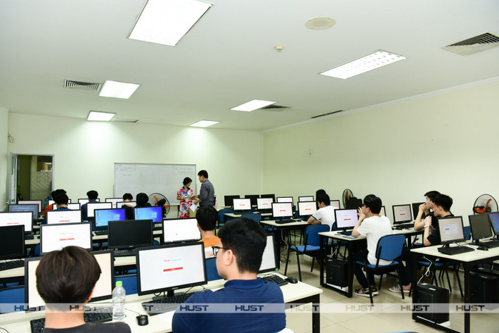 Các thí sinh lắng nghe thầy/cô phổ biến quy chế thi (Ảnh: HUST) Thí sinh bước vào đợt thi đầu tiên kỳ thi Đánh giá tư duy của Đại học Bách khoa Hà Nội -0