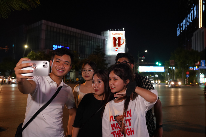 Các bạn trẻ “check-in” cùng ly sứ khổng lồ NESCAFÉ tại Ga Cát Linh (Hà Nội) Chuỗi hoạt động “Khơi mở thế giới của bạn” của NESCAFÉ thu hút hàng nghìn người tham gia, trải nghiệm -0