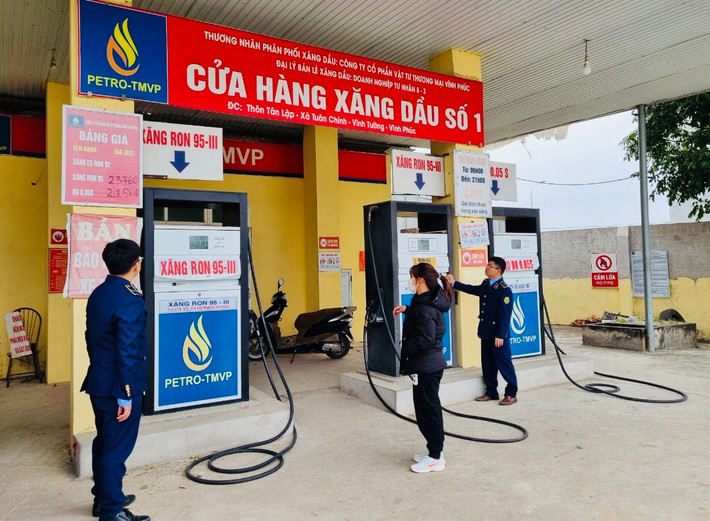 Lực lượng QLTT Vĩnh Phúc đang kiểm tra cây xăng vi phạm Vĩnh Phúc: Một cây xăng bị xử phạt 80 triệu đồng -0