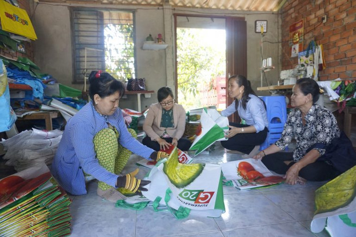 May gia công, góp phần giải quyết việc làm tại chỗ cho lao động nông thôn Nguồn: ITN May gia công, góp phần giải quyết việc làm tại chỗ cho lao động nông thôn Nguồn: ITN