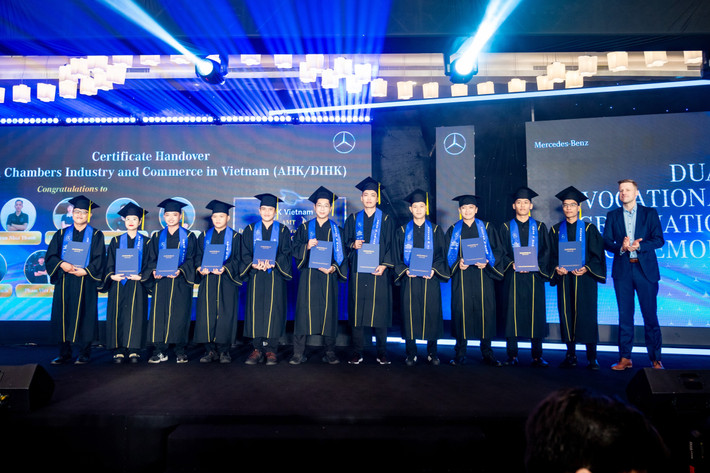 11 kỹ thuật viên hoàn thành khóa học và được trao bằng tốt nghiệp. 11 kỹ thuật viên ngành ô tô hoàn thành chương trình đào tạo theo tiêu chuẩn của Đức -0