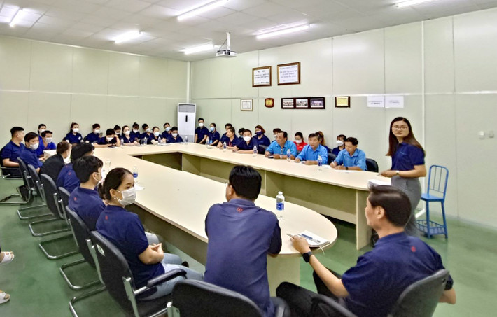Khẳng định vai trò, cống hiến thầm lặng của cán bộ nữ công đoàn ảnh 1 Trưởng ban Nữ công Công đoàn Công ty Trách nhiệm hữu hạn An Giang Samho Nguyễn Thị Kim Oanh kết nối giữa người lao động và người sử dụng lao động tại sự kiện hàng ngàn lao động bị giảm việc, mất việc. Ảnh: Lâm Điền
