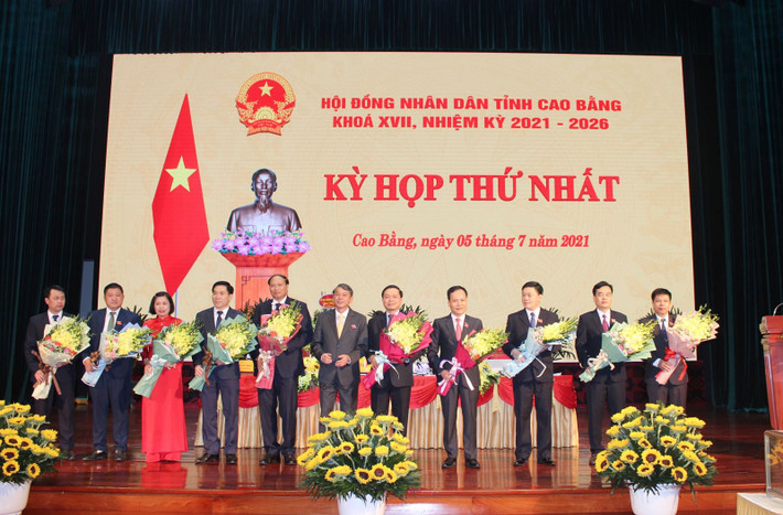 Phó Bí thư Tỉnh ủy, Chủ tịch UBND tỉnh Cao Bằng Hoàng Xuân Ánh tặng hoa chúc mừng lãnh đạo HĐND tỉnh Khóa XVII Phó bí thư Tỉnh ủy, Chủ tịch UBND tỉnh Hoàng Xuân Ánh tặng hoa chúc mừng lãnh đạo HĐND tỉnh Khóa XVII