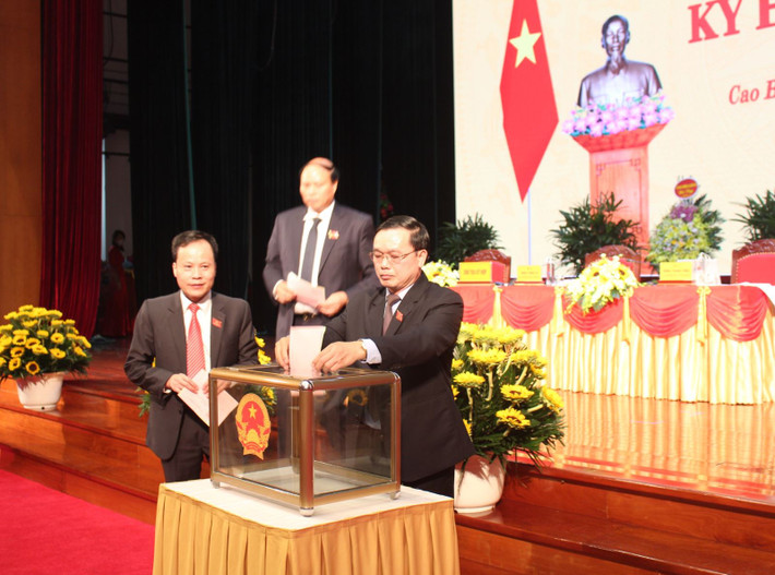 Phó Bí thư Thường trực Tỉnh ủy, Chủ tịch HĐND tỉnh Cao Bằng Triệu Đình Lê bỏ phiếu bầu các chức danh lãnh đạo UBND tỉnh Phó bí thư Thường trực Tỉnh ủy, Chủ tịch HĐND tỉnh Triệu Đình Lê bỏ phiếu