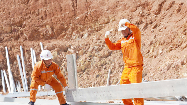 Anh Phan Văn Điền (bên phải) tham gia Đội xung kích EVNHCMC trên công trường thi công đường dây 500 kV mạch 3 Quảng Trạch - Phố Nối Kỹ sư Phan Văn Điền được trao tặng
