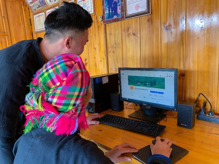 Phụ nữ dân tộc Tày ở Bản Liền tự tin quảng bá du lịch trên Internet. Kết nối phụ nữ dân tộc thiểu số với sàn thương mại điện tử -0