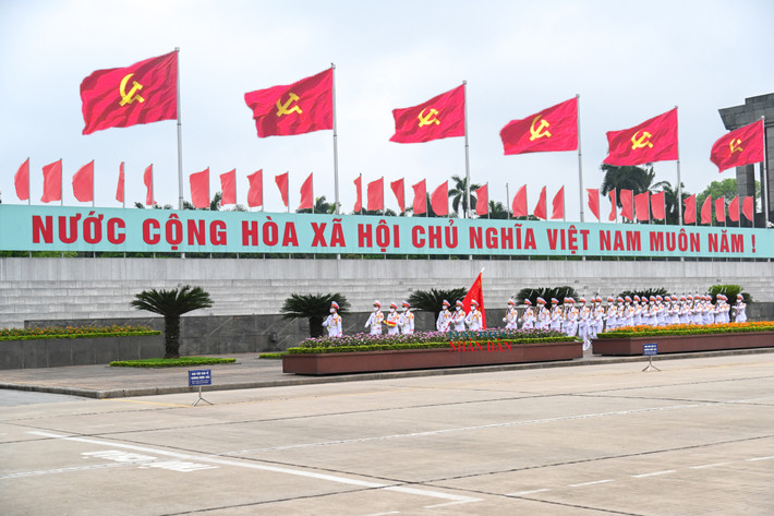 Trang nghiêm lễ thượng cờ tại quảng trường Ba Đình nhân dịp 47 năm ngày thống nhất đất nước ảnh 34 Trang nghiêm lễ thượng cờ tại quảng trường Ba Đình nhân dịp 47 năm ngày thống nhất đất nước -0