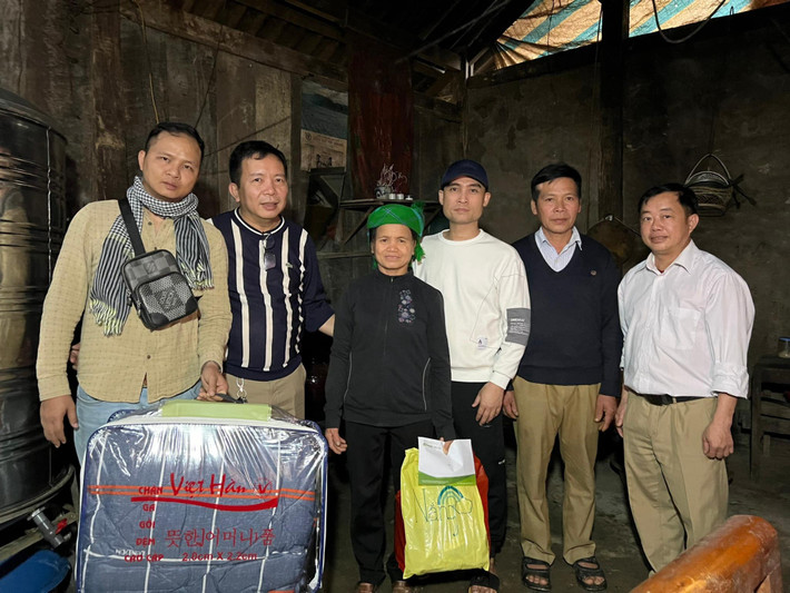 Bác sĩ Luận thường đi tới tận nơi để giúp đỡ mọi người, dẫu đường xa, đi lại vất vả Vị bác sĩ nhiều năm đau đáu giúp đỡ người nghèo: Người ta đón Tết ấm, mình mới có Tết trọn vẹn -1