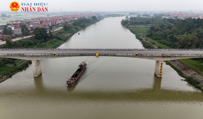 Cây cầu Xuân Cẩm bắc ngang qua sông Cầu, trước đó, người dân 2 địa phương muốn qua sông phải đi đò. Bắc Giang: Cầu Xuân Cẩm thông xe kỹ thuật, thúc đẩy phát triển kinh tế - xã hội huyện Hiệp Hòa -0