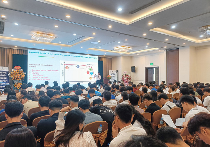 Đại diện cán bộ, giảng viên trình bày giải pháp theo các bài toán đặt hàng của doanh nghiệp Trường Đại học Điện lực đồng hành cùng doanh nghiệp giải bài toán vướng mắc trong thực tiễn -0